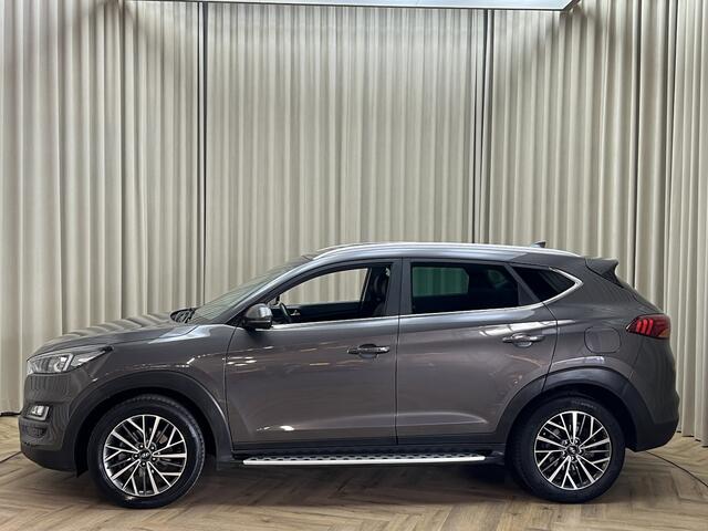 Hyundai TUCSON 1.6 T-GDI *Automaat* Leder / Eerste Eigenaar / Carplay / Cruise / Stoelverwarming / SideSteps / Navigatie / Elek. Stoelen / Camera / 18'' LMV
