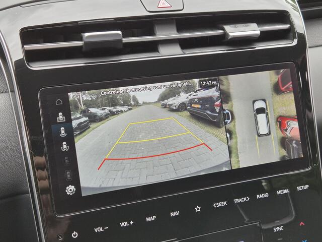Hyundai TUCSON 1.6 T-GDI PHEV Plug-in Premium Sky 4WD Automaat / Trekhaak afneembaar / Trekgewicht 1350 kg / Glazen schuif- en kanteldak / Elektrische achterklep / Apple Carplay Android Auto / Rondomzicht camera / Stuur- en Stoelverwarming /