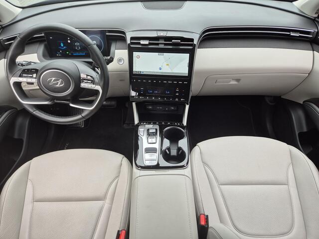 Hyundai TUCSON 1.6 T-GDI PHEV Premium Sky 4WD Automaat / Glazen schuif- en kanteldak / Adaptief CC / Apple Carplay Android Auto / Elektrische achterklep / Rondomzicht camera / Trekgewicht 1350 kg / Stuur-, Stoel en Achterbankverwarming /