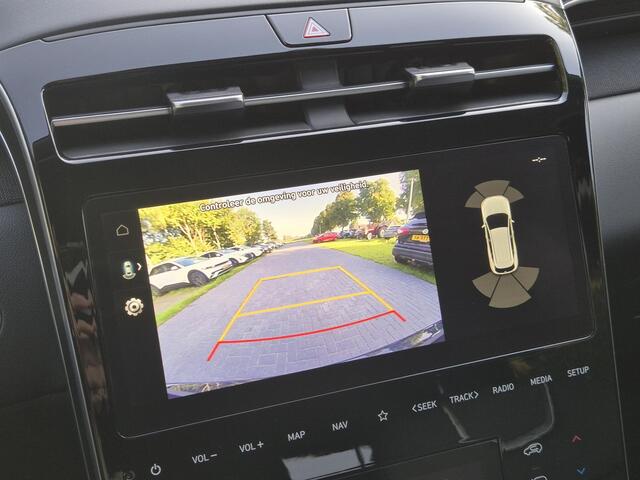 Hyundai TUCSON 1.6 T-GDI MHEV Premium Automaat / Apple Carplay Android Auto / Allseason banden / Stuur-, Stoel en Achterbankverwarming / Adaptief CC / Achteruitrijcamera / Stoelventilatie / Trekgewicht 1650 kg / Elektrische achterklep /