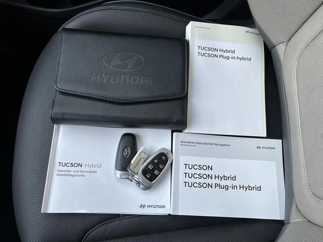 Hyundai TUCSON 1.6 T-GDI PHEV 265pk Premium Sky 4WD / 100% Dealer onderhouden / Trekgewicht 1.350 kg / Elektrisch Glazen schuif- en kanteldak / Elektrische achterklep / Camera 360° / Apple Carplay & Android Auto / Stuur- en stoelverwarming voor en achter / Stoelverkoeli