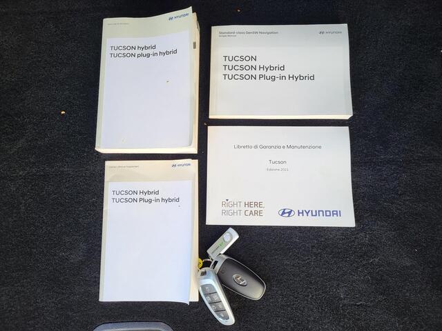 Hyundai TUCSON 1.6 T-GDI PHEV Premium Sky 4WD / Automaat / Dealer onderhouden / Glazen schuif- en kanteldak / Stuur-, stoel- en achterbankverwarming / Trekgewicht 1350 kg / Stoelventilatie / Adaptief CC /