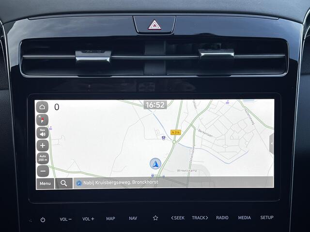 Hyundai TUCSON 1.6 T-GDI PHEV Plug-in Comfort 4WD Automaat / Fabrieksgarantie tot 04-2028 ** / Dealer onderhouden / Navigatie / Achteruitrijcamera / Apple Carplay Android / Dode hoek detectie / Stoelverwarming / 19" LM wielen /