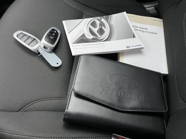 Hyundai TUCSON 1.6 T-GDI HEV Comfort Smart / Elektrische Achterklep / Navigatie / Stoel & Stuurverwarming / Android Auto & Apple CarPlay / Adaptieve Cruise Control / Achteruitrijcamera / Parkeersensoren Voor + Achter / Passagiersstoel In Hoogte Verstelbaar /