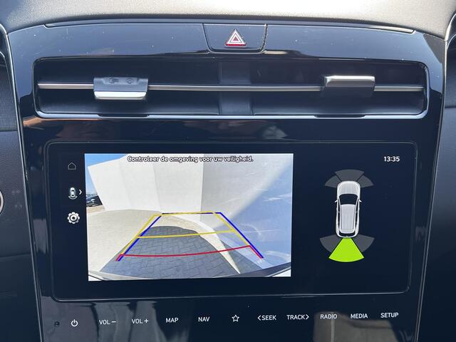 Hyundai TUCSON 1.6 T-GDI HEV 230pk Comfort Smart automaat / Fabrieksgarantie tot 07-2029 / 1650kg Trekgewicht / Dealer onderhouden / 1e eigenaar / Navigatie / Adaptieve CC / Stuur- en stoelverwarming / 19" LM + All Season banden /