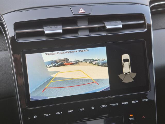 Hyundai TUCSON 1.6 T-GDI PHEV Comfort 4WD Automaat / Accu SOH 100% / Fabrieksgarantie tot 01-2027 / Dealer onderhouden / Trekhaak afneembaar / Adaptieve CC / Trekgewicht 1.350 kg / Camera / Navigatie / Apple Carplay Android / 19" LM wielen / Voorstoelen verwarmd /