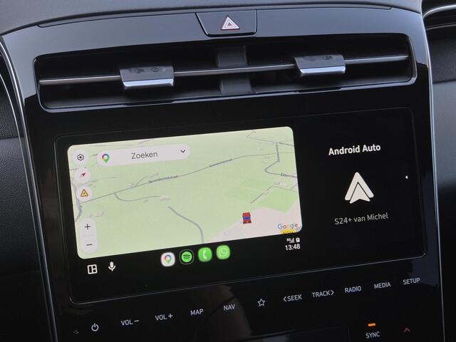 Hyundai TUCSON 1.6 T-GDI PHEV Comfort 4WD Automaat / Accu SOH 100% / Fabrieksgarantie tot 01-2027 / Dealer onderhouden / Trekhaak afneembaar / Adaptieve CC / Trekgewicht 1.350 kg / Camera / Navigatie / Apple Carplay Android / 19" LM wielen / Voorstoelen verwarmd /