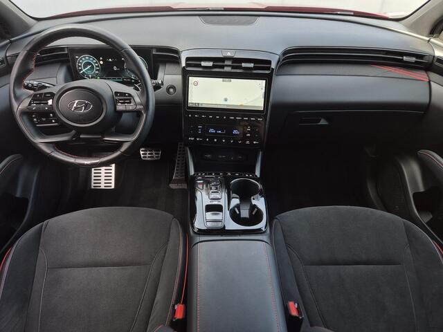 Hyundai TUCSON 1.6 T-GDI PHEV N Line Sky 4WD Automaat / Accu SOH 100% / Dealer onderhouden / Stuur- Stoel & Achterbankverwarming / Trekgewicht 1350 kg / Elektrische achterklep / Glazen schuif- en kanteldak / Rondomzicht camera / Adaptief cruise control /