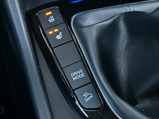 Hyundai TUCSON 1.6 T-GDI MHEV Comfort Smart Handgeschakeld / Fabrieksgarantie tot 01-2027 / Dealer onderhouden / Elektrische klep / Stuur- en stoelverwarming / Apple Carplay Android / Navigatie / Trekgewicht 1.650 kg / Achteruitrijcamera / Draadloze telefoon lader / Cru