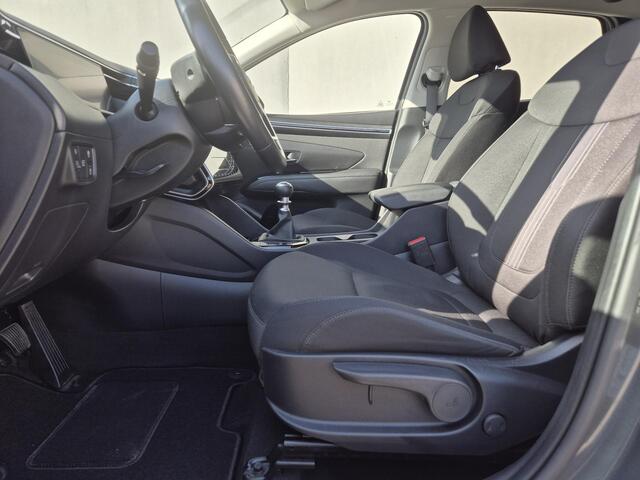 Hyundai TUCSON 1.6 T-GDI MHEV Comfort Smart Handgeschakeld / Fabrieksgarantie tot 01-2027 / Dealer onderhouden / Elektrische klep / Stuur- en stoelverwarming / Apple Carplay Android / Navigatie / Trekgewicht 1.650 kg / Achteruitrijcamera / Draadloze telefoon lader / Cru