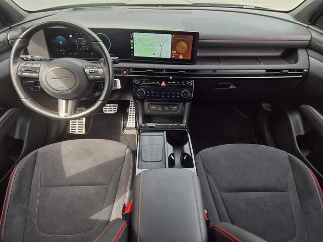 Hyundai TUCSON 1.6 T-GDI HEV 215 pk N Line Sky / Facelift / Fabrieksgarantie tot 06-2029 / Dealer onderhouden / Panorama schuifdak / Navigatie / Camera 360° / Elektrische stoelen & klep / Stuur-, stoel- en achterbankverwarming / Apple Carplay Android / 19" LM wielen /