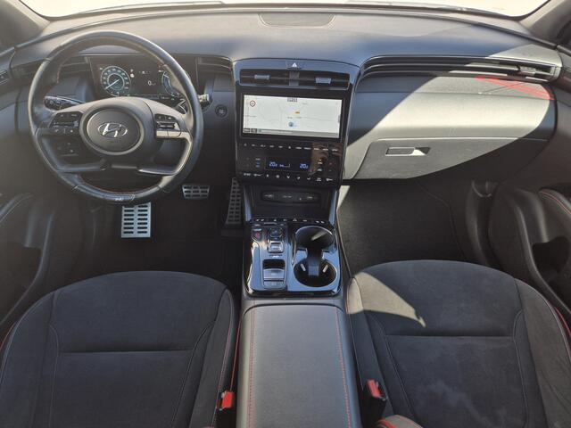 Hyundai TUCSON 1.6 T-GDI PHEV N Line Sky 4WD / Dealer onderhouden / Fabrieksgarantie tot 03-2027 / Trekgewicht 1350 kg / Glazen schuif- en kanteldak / Elektrische achterklep / Stuur- Stoel & Achterbank verwarming / Adaptief cruise control / Rondomzicht camera / Stoelven