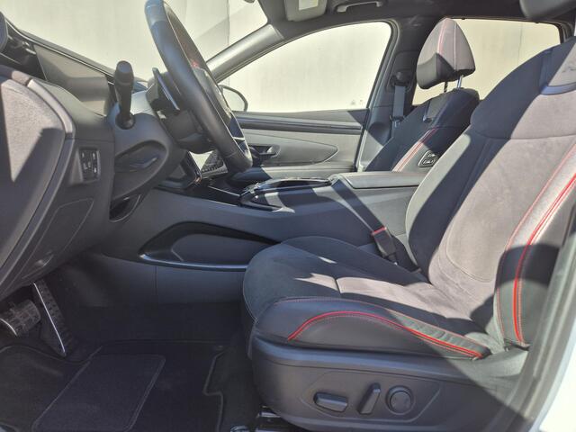 Hyundai TUCSON 1.6 T-GDI PHEV N Line Sky 4WD / Dealer onderhouden / Fabrieksgarantie tot 03-2027 / Trekgewicht 1350 kg / Glazen schuif- en kanteldak / Elektrische achterklep / Stuur- Stoel & Achterbank verwarming / Adaptief cruise control / Rondomzicht camera / Stoelven