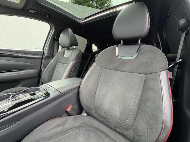 Hyundai TUCSON 1.6 T-GDI PHEV N Line Sky 4WD / Dealer onderhouden / Panorama schuifdak / Fabrieksgarantie tot 11-2027 / Elektrische klep & stoelen / Navigatie / Apple Carplay Android / Stoelventilatie / Adaptieve Cruise / Stuur-, stoel- & achterbankverwarming /
