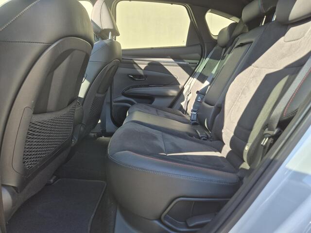 Hyundai TUCSON 1.6 T-GDI PHEV N Line Sky 4WD / Dealer onderhouden / Fabrieksgarantie tot 03-2027 / Trekgewicht 1350 kg / Glazen schuif- en kanteldak / Elektrische achterklep / Stuur- Stoel & Achterbank verwarming / Adaptief cruise control / Rondomzicht camera / Stoelven