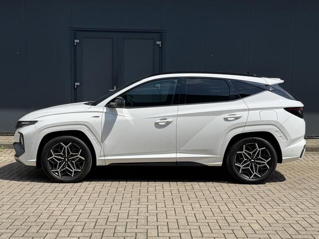 Hyundai TUCSON 1.6 T-GDI PHEV N Line Sky 4WD / Dealer onderhouden / Fabrieksgarantie tot 03-2027 / Trekgewicht 1350 kg / Glazen schuif- en kanteldak / Elektrische achterklep / Stuur- Stoel & Achterbank verwarming / Adaptief cruise control / Rondomzicht camera / Stoelven