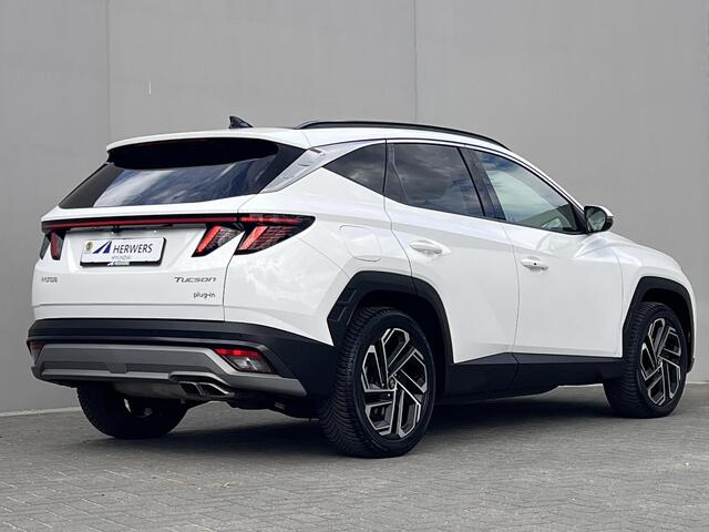 Hyundai TUCSON 1.6 T-GDI PHEV Premium Sky 4WD / Accu SoH 100 % / Panorama schuifdak / Wit leder / HUD / Camera / Elektr. stoelen & klep / Stoelventilatie / Stuur-, stoel- en achterbankverwarming /19" LM wielen & All Season banden /