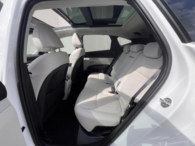 Hyundai TUCSON 1.6 T-GDI PHEV Premium Sky 4WD / Accu SoH 100 % / Panorama schuifdak / Wit leder / HUD / Camera / Elektr. stoelen & klep / Stoelventilatie / Stuur-, stoel- en achterbankverwarming /19" LM wielen & All Season banden /