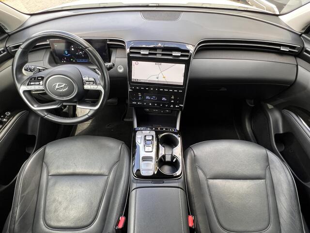 Hyundai TUCSON 1.6 T-GDI PHEV Premium 4WD / Dealer onderhouden / Accu SoH 100 %/ 1.350 kg trekgewicht / Leder / Navigatie / Electr. stoelen & klep / Stoelventilatie / Stuur-, stoel- & achterbankverwarming / 19" LM wielen /