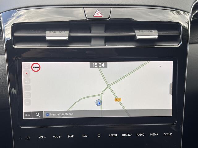 Hyundai TUCSON 1.6 T-GDI PHEV Premium 4WD / Dealer onderhouden / Accu SoH 100 %/ 1.350 kg trekgewicht / Leder / Navigatie / Electr. stoelen & klep / Stoelventilatie / Stuur-, stoel- & achterbankverwarming / 19" LM wielen /