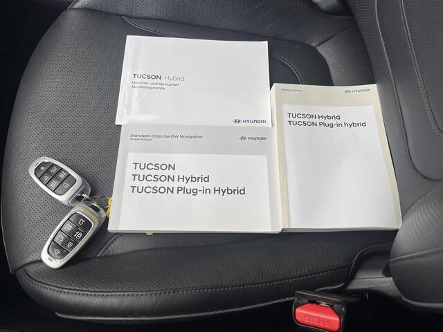 Hyundai TUCSON 1.6 T-GDI PHEV Premium 4WD / Dealer onderhouden / Accu SoH 100 %/ 1.350 kg trekgewicht / Leder / Navigatie / Electr. stoelen & klep / Stoelventilatie / Stuur-, stoel- & achterbankverwarming / 19" LM wielen /