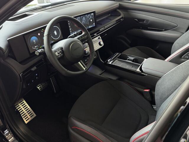 Hyundai TUCSON NIEUWE AUTO 1.6 T-GDI PHEV N-LINE 360CAM ELEK.KLEP ELEK.STOEL MET GEHEUGEN VERWARMD/KOELING SUBWOOFER 19" LMV ZWARTE HEMEL STUURVERW. PLUG IN HYBRIDE