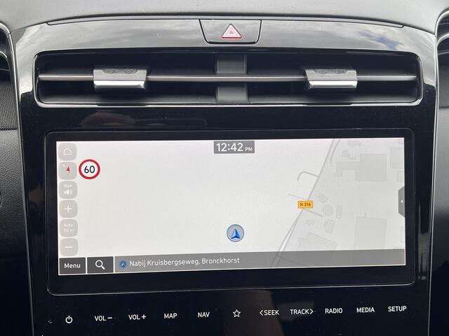 Hyundai TUCSON 1.6 T-GDI PHEV Comfort Smart 4WD / 1.350 kg Afn. trekhaak / Dealer Onderhouden / Fabrieksgarantie tot 6-2029 / Accu SoH 89% / Elektrische klep / Stuur- en stoelverwarming / Navi / Apple Carplay Android / 19" LM wielen /