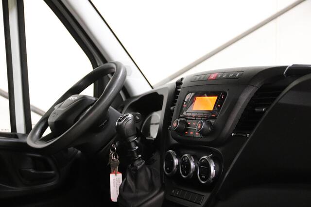 Iveco 35C14 2.3 KIPPER MET 3500 KG TREKVERMOGEN 