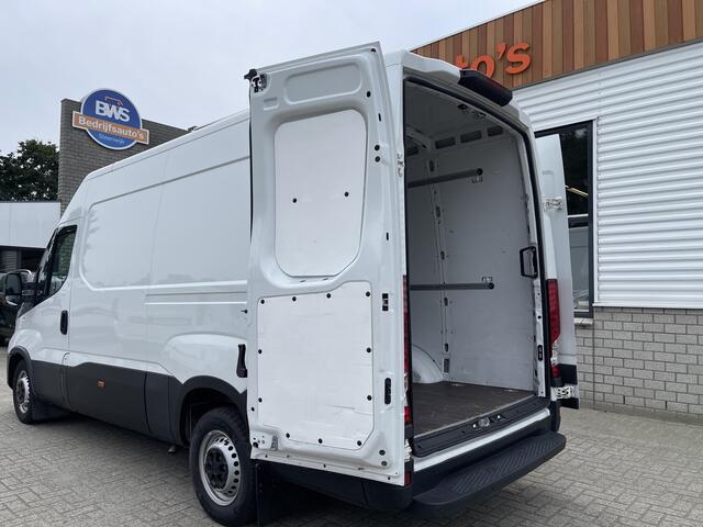 Iveco DAILY 35S16V 2.3 handgeschakeld 160pk L2H2 / mag 3500 kg trekken / lease vanaf ¤ 500 / vaste prijs rijklaar ¤ 27.950 ex btw / climate control / opstap + parkeersensoren achter !