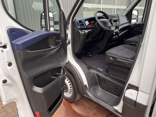 Iveco DAILY 35S16V 2.3 160pk Bakwagen 500kg laadklep Automaat 8 traps Airco Stuurwielbediening Telefoonverbinding 3-Persoons Euro 6 Bakwagen 1e eigenaar