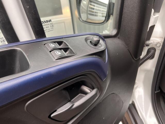 Iveco DAILY 35S16V 2.3 160pk Bakwagen 500kg laadklep Automaat 8 traps Airco Stuurwielbediening Telefoonverbinding 3-Persoons Euro 6 Bakwagen 1e eigenaar