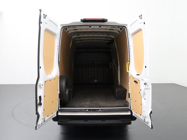 Iveco DAILY 35S14 L2H2 | 3500Kg Trekgewicht | Airco | Cruise | 3-Persoons | Betimmering