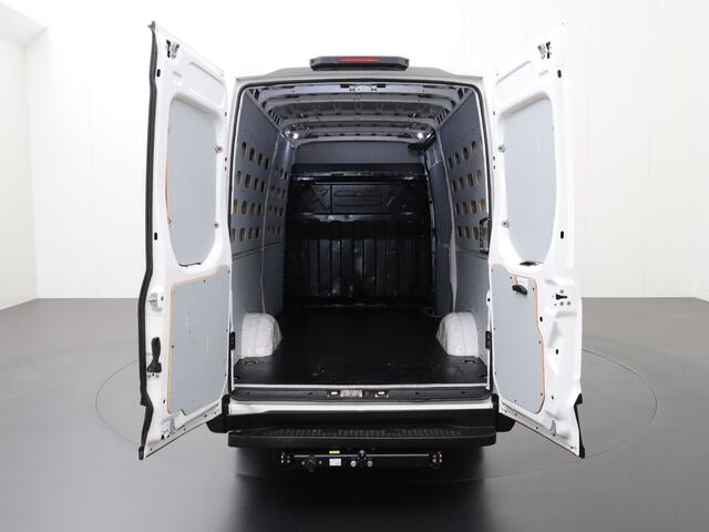 Iveco DAILY 35S14 Hi-Matic Automaat L2H2 | 3500Kg Trekhaak | Airco | Cruise | 3-Persoons | Betimmering