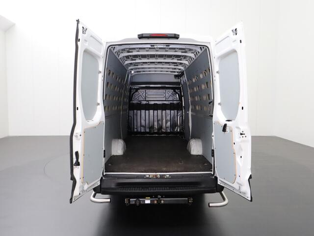 Iveco DAILY 35S14 Hi-Matic Automaat | 3500Kg Trekhaak | Airco | Cruise | 3-Persoons | Betimmering