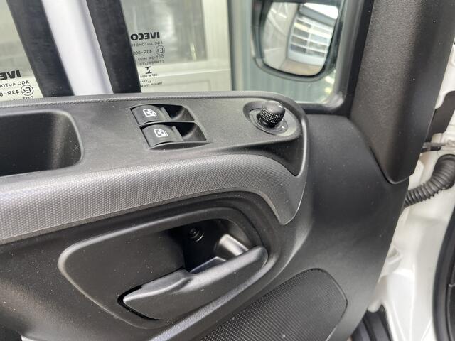 Iveco DAILY 40C16 Automaat 9 Ton samengesteld BE-Trekker Luchtvering PTO Koeling aansluiting Airco Cruise controle Stuurwielbediening Telefoonverbinding Navigatiesysteem Camera Werkverlichting 2-Persoons Euro