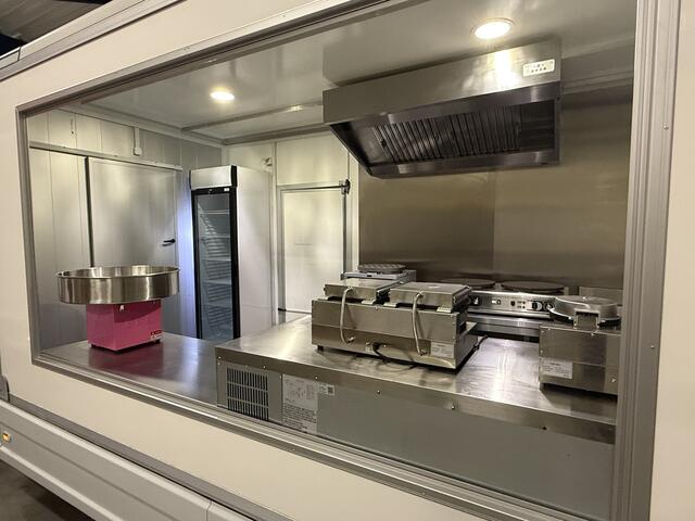 Iveco DAILY 35S14 2.3 410 | Foodtruck | Pannenkoek | Wafelijzer | Poffertjes | Crêpes | Stroopwafel | Suikerspin | Eventtruck | Verkoopwagen | Snackwagen | Zijdeur | Airco | Camera