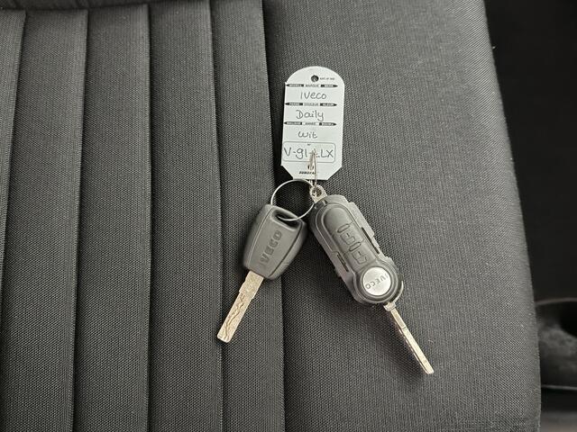 Iveco DAILY 35C16 Bakwagen+Laadklep | Trekhaak 3500 Kg | Airco | 3-Persoons |