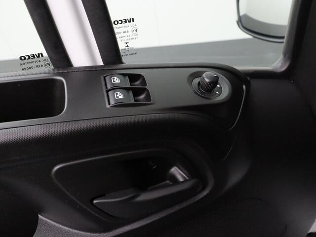 Iveco DAILY 35C16 Bakwagen | Laadklep | Camera | Rijklaar | Navigatie | 3500Kg Trekhaak | Airco | 3-Zits