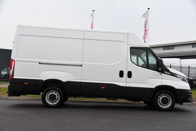 Iveco DAILY 35C16V 2.3 352L H2 FACE LIFT! Camera, Carplay, 3500kg Trekhaak, Cruise, Automaat, 160pk, Sensoren, Uniek!