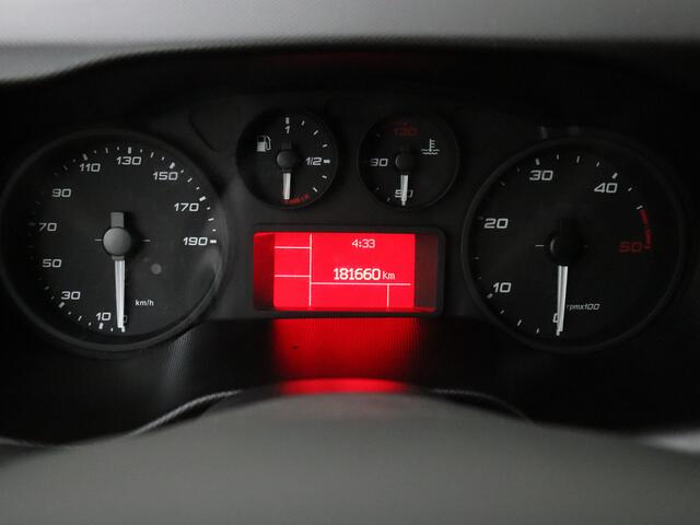 Iveco DAILY 35S12 L2H2 | Engine Broken | Motor Damage | Airco | Cruise | 3-Zits | 3500Kg Trekhaak