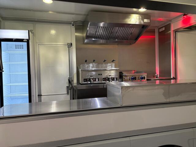 Iveco DAILY 35S14 2.3 410 | Foodtruck | Patatwagen | Bakplaat | Verkoopwagen | Patatkraam | Eventtruck | Frietwagen | Bak Snackwagen | Koeling | Zijdeur | Airco Treeplank