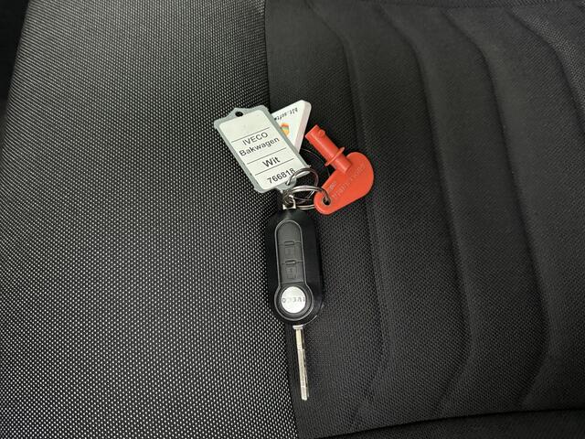 Iveco DAILY 35C16 3.0L Bakwagen+Laadklep | 2,38 Mtr Laadhoogte | Airco | Cruise | 3-Zits