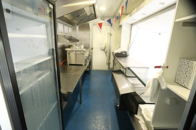 Iveco DAILY 35S14 2.3 410 | Viskraam | Foodtruck | Verkoopwagen | Patatkraam | Eventtruck | Snackwagen | Zijdeur | Airco | Treeplank