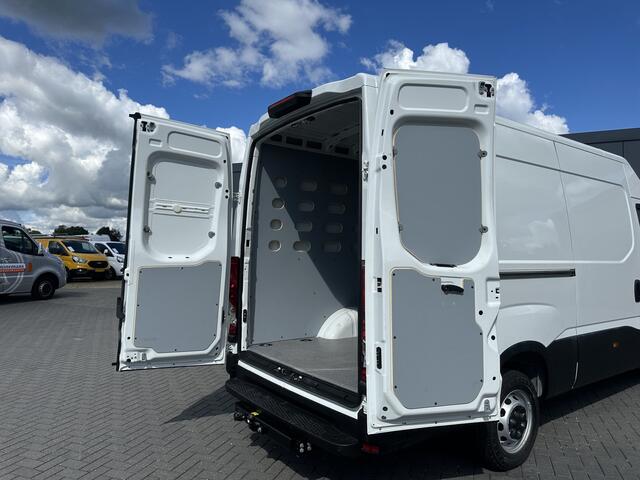 Iveco DAILY 35S14 2.3D 136 PK FACELIFT / L2H2 / ** 20.950 KM ** / TREKHAAK / 3.500 KG AHG / 270 ACHTERDEUREN / ECC AIRCO / APPLE CARPLAY / 3 ZITS