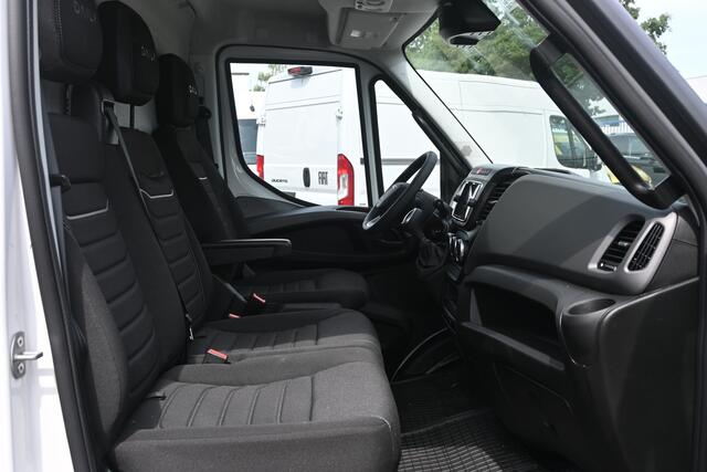 Iveco DAILY 35S18 L4H2 3.0 180 pk Hi-Matic LED, ACC, Geveerde stoel, Camera, Navigatie