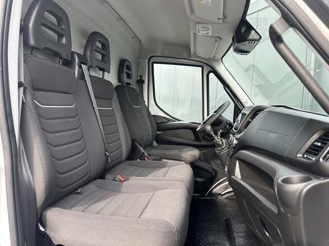 Iveco DAILY 35S14 2.3D FACELIFT / L2H2 / ** 28.436 KM ** / TREKHAAK / 3.500 KG AHG / 270 ACHTERDEUREN / ECC AIRCO / APPLE CARPLAY / 3 ZITS