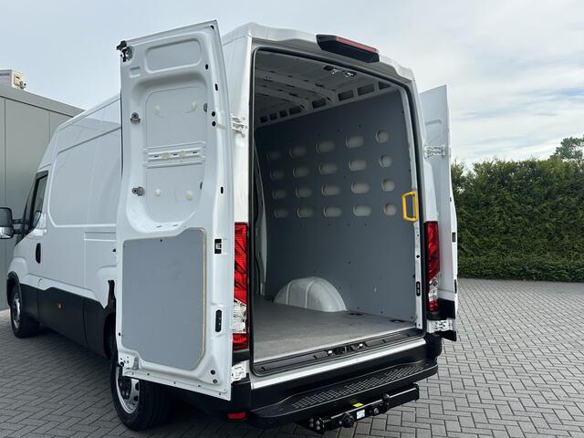 Iveco DAILY 35S14 2.3D FACELIFT / L2H2 / ** 28.436 KM ** / TREKHAAK / 3.500 KG AHG / 270 ACHTERDEUREN / ECC AIRCO / APPLE CARPLAY / 3 ZITS