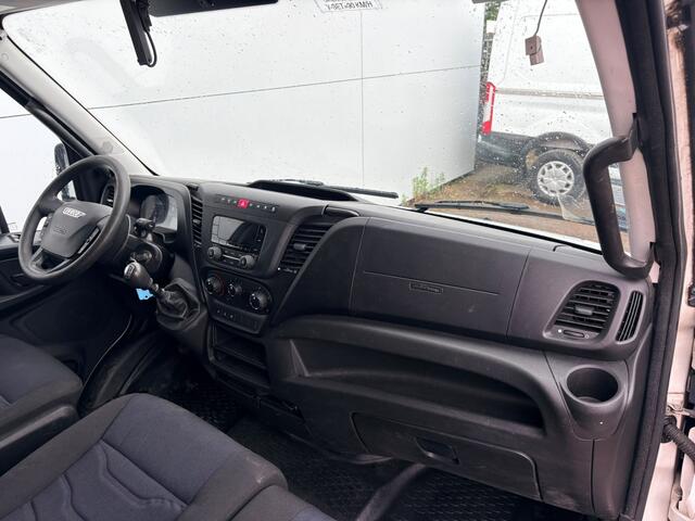 Iveco DAILY 35C14 2.3 L2H2 Dubbellucht Airco Cruise control Camera Trekhaak 3,5t Inbouw lucht geveerde stoel