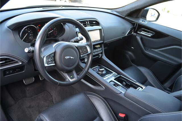 Jaguar F-PACE 2.5t AWD R-Sport Pano | Trekhaak elektr | Leer | Elektr stoelen | Alcantara hemel | Sfeerverlichting | Carplay | NL auto