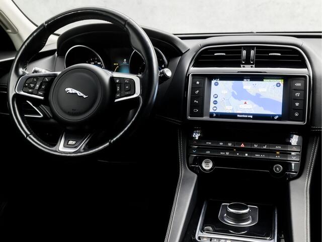 Jaguar F-PACE 2.0 Portfolio R-Sport AWD 20d 180Pk Automaat (NAVIGATIE, KEYLESS, CAMERA, GETINT GLAS, STUUR/STOELVERWARMING, LEDEREN SPORTSTOELEN, XENON, LANE ASSIST, NIEUWSTAAT)